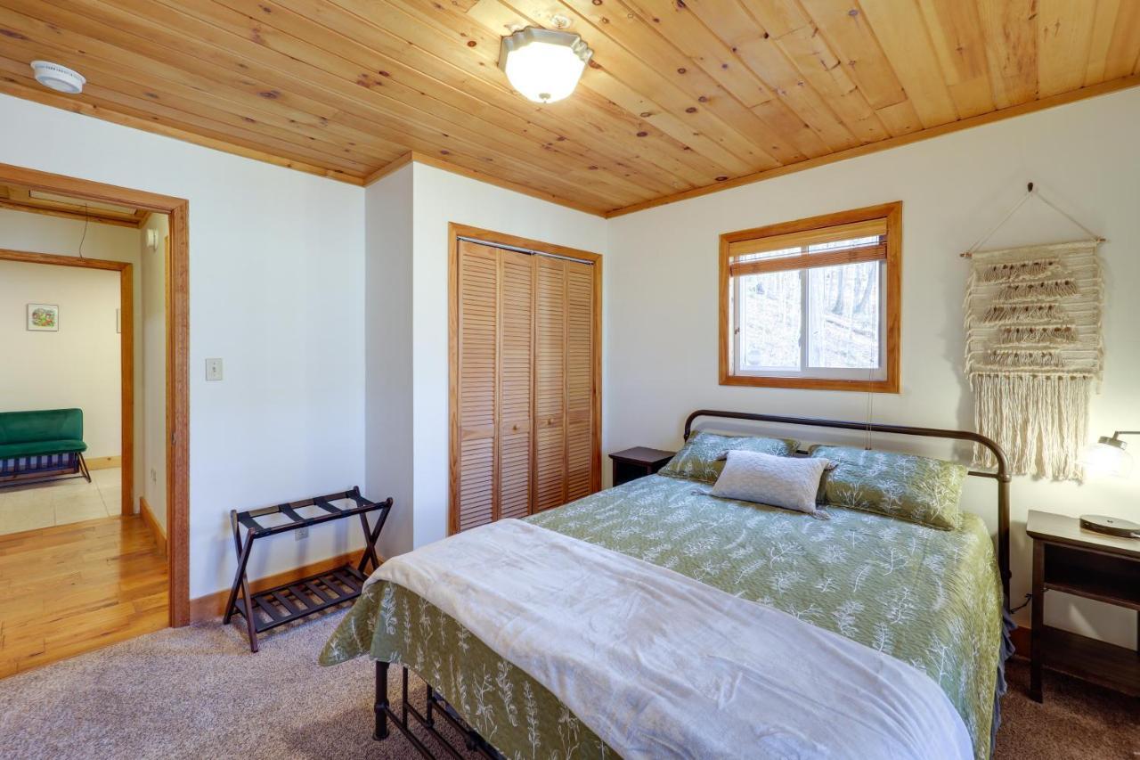 Pet-Friendly Spruce Pine Cabin With Private Fire Pit Exterior photo